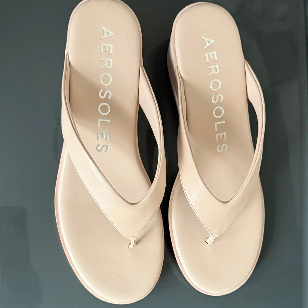 Aerosoles Isha Cipria Pu Cream Wedge Flip Flop Sandals Size 9 EUC